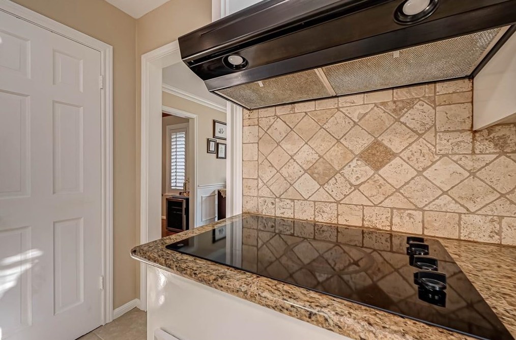 5614 Spanish Oak Dr, Houston TX  77066-2442 exterior