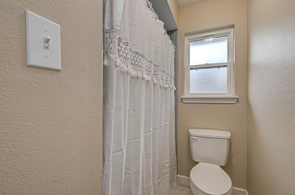 5614 Spanish Oak Dr, Houston TX  77066-2442 exterior