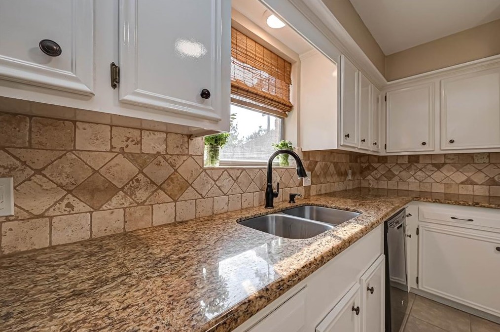 5614 Spanish Oak Dr, Houston TX  77066-2442 exterior