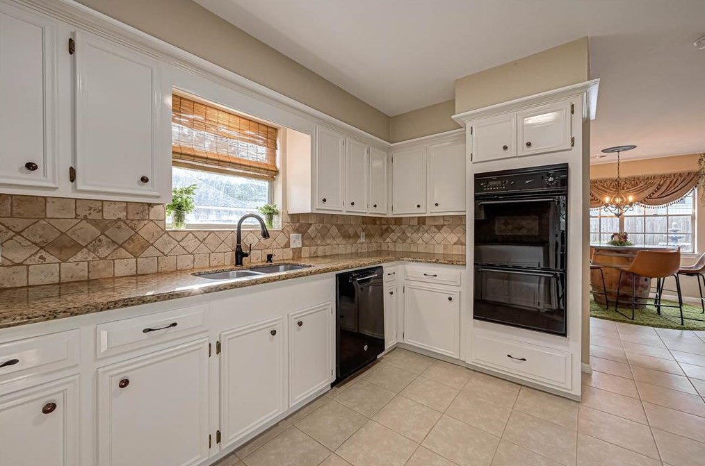 5614 Spanish Oak Dr, Houston TX  77066-2442 exterior