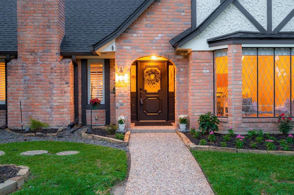 5614 Spanish Oak Dr, Houston TX  77066-2443 exterior