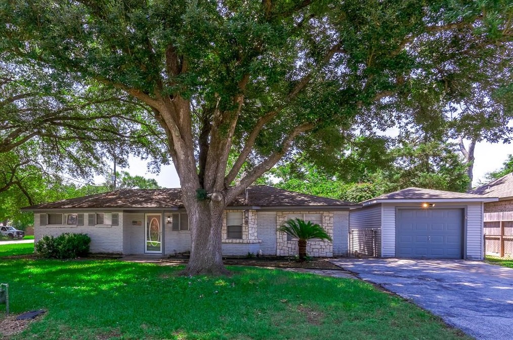 1009 Hicks St, Tomball, TX 77375-4159