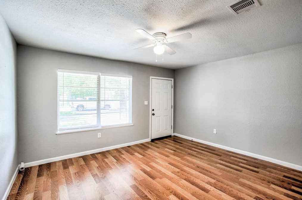 5423 Willow Glen Dr, Houston, TX 77033