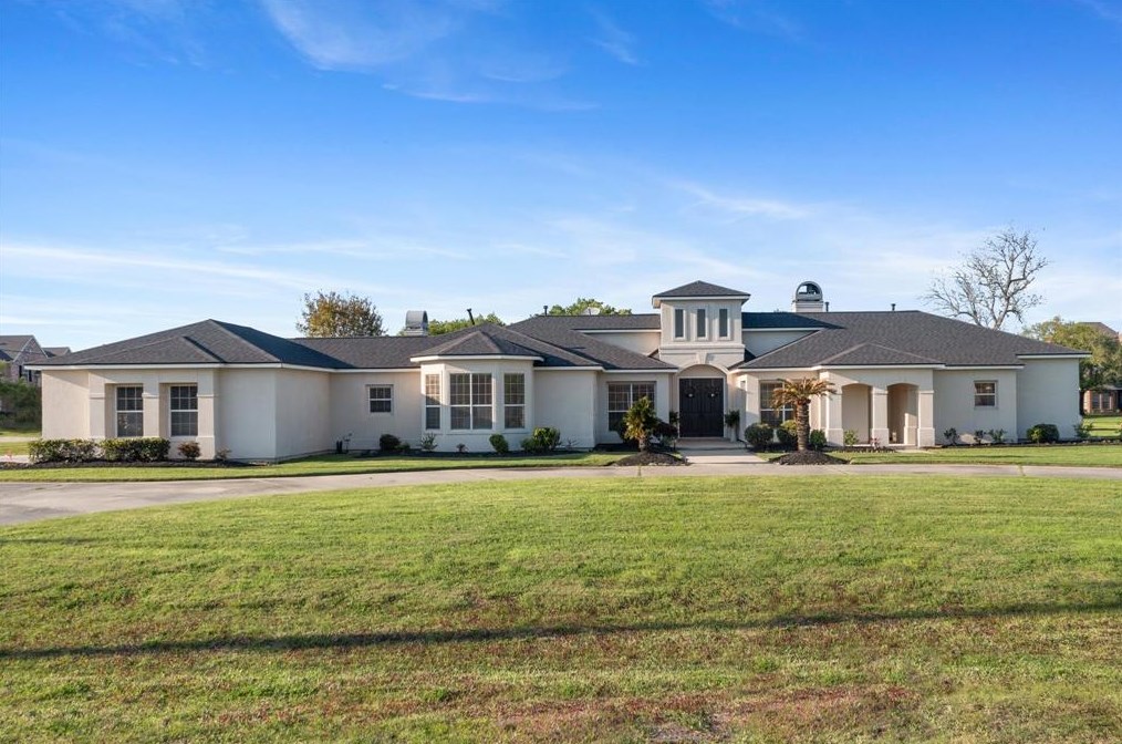 9007 Point Dr, Baytown, TX 77523-8350