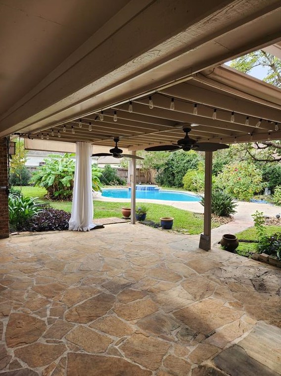 1019 Tangle Briar Dr, Taylor Lake Village TX  77586-4522 exterior