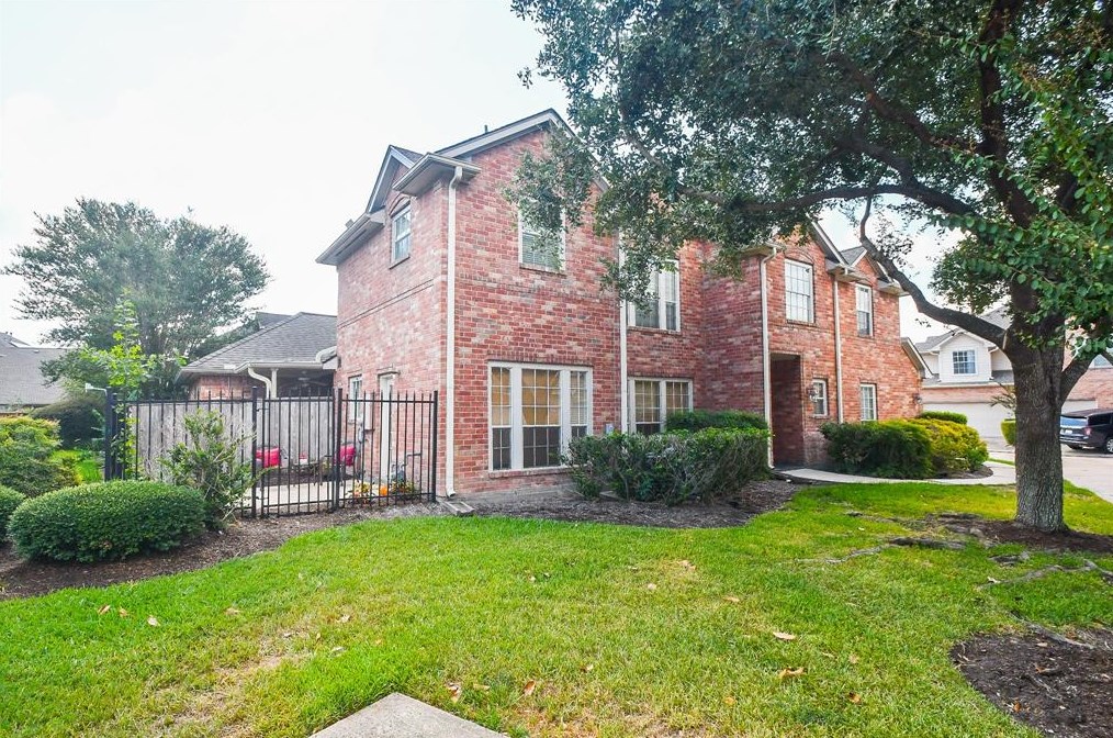 1123 Enclave Sq, Houston, TX 77077-7617
