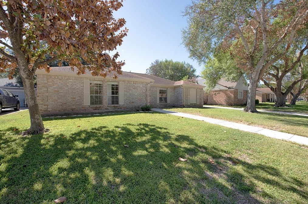 702 Whitecap Dr, Taylor Lake Village, TX 77586