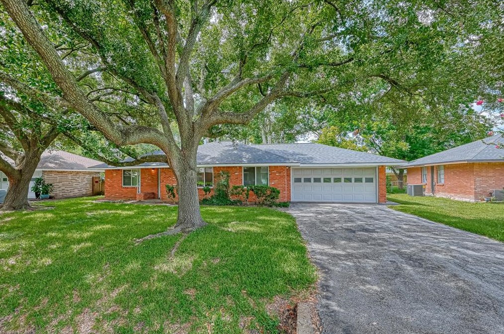 8915 Greiner Dr, Houston, TX 77080-3006