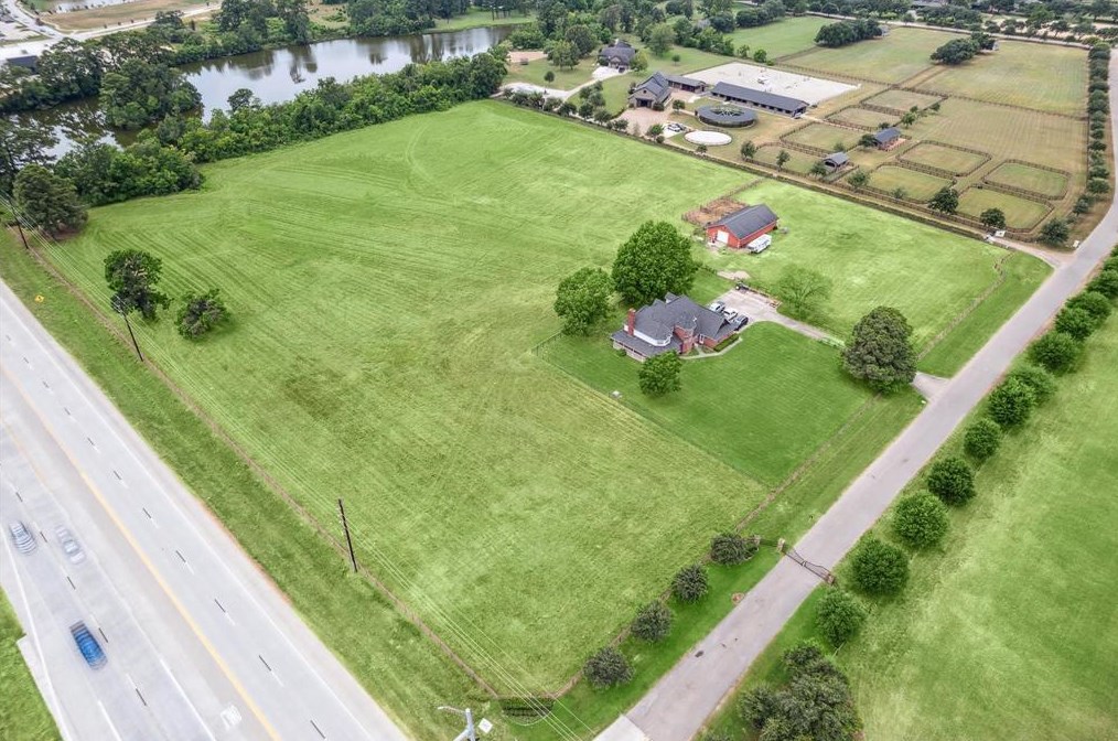 2 Heritage Ln, Magnolia, TX 77354