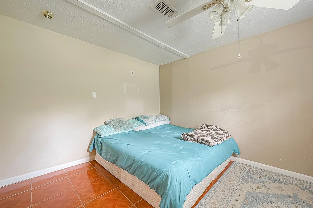 1219 Castledale Dr, Houston TX  77037-2610 exterior