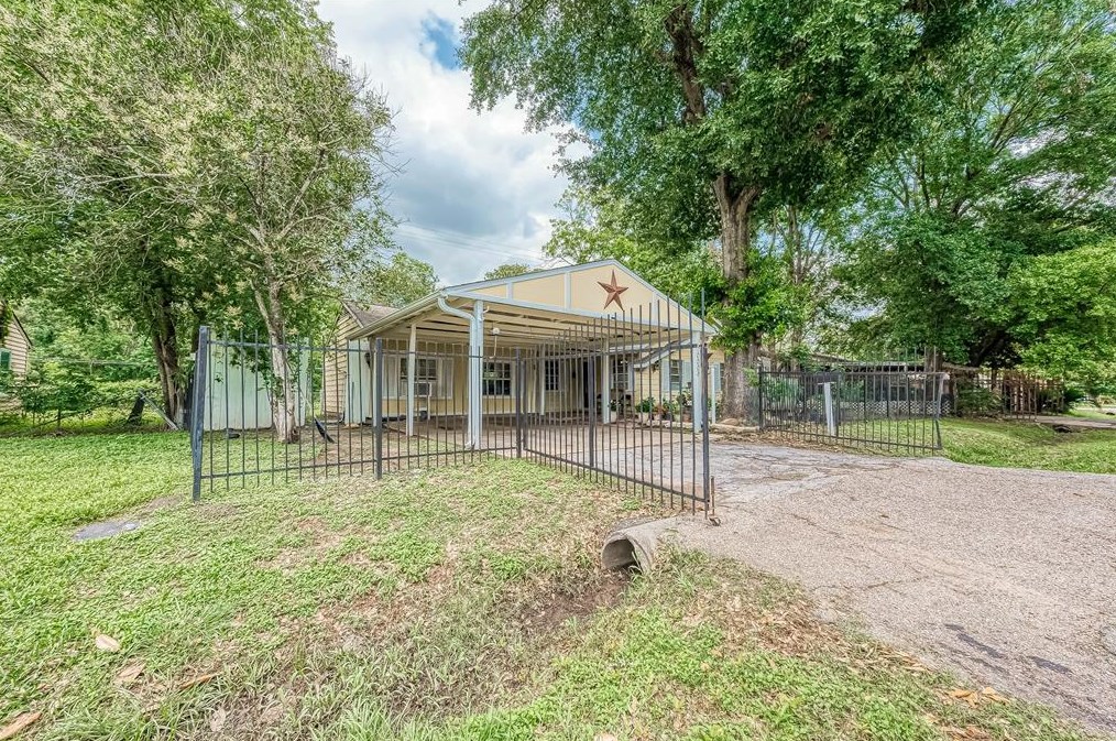 1219 Castledale Dr, Houston TX  77037-2610 exterior