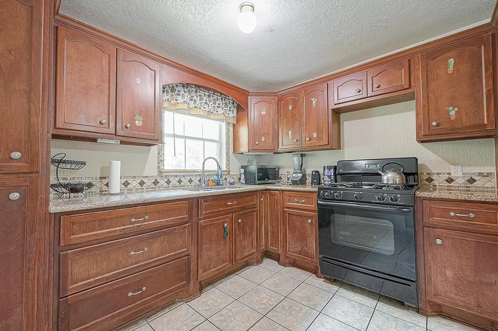 1219 Castledale Dr, Houston TX  77037-2610 exterior