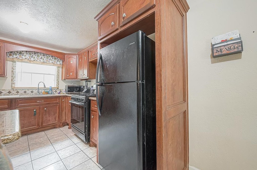 1219 Castledale Dr, Houston TX  77037-2610 exterior
