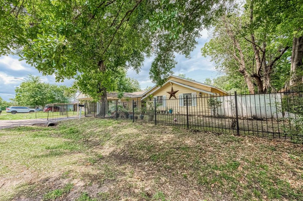 1219 Castledale Dr, Houston TX  77037-2610 exterior