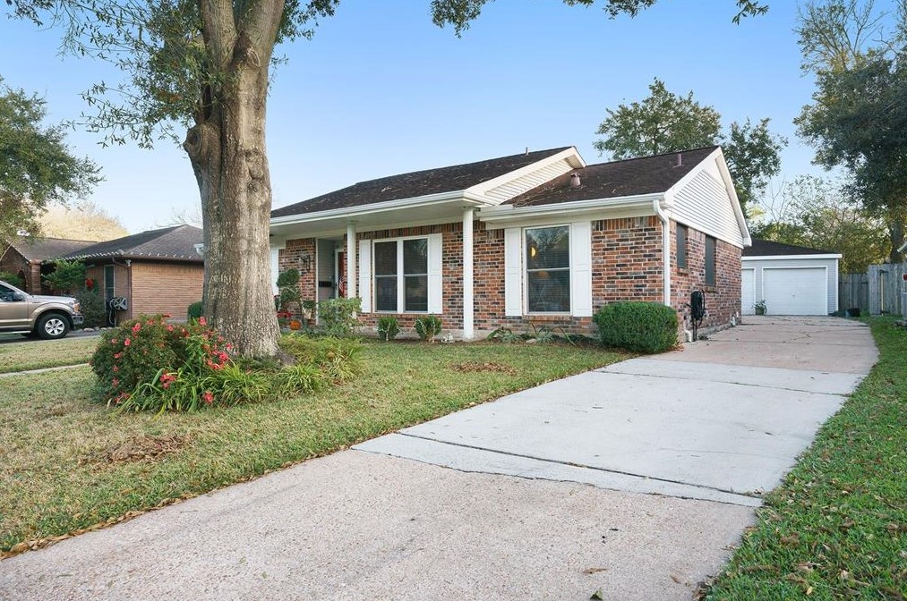 806 Redway Ln, Houston, TX 77062-4221