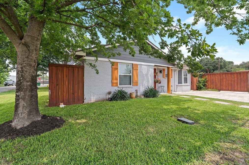 323 Everton St, Houston, TX 77003-1808