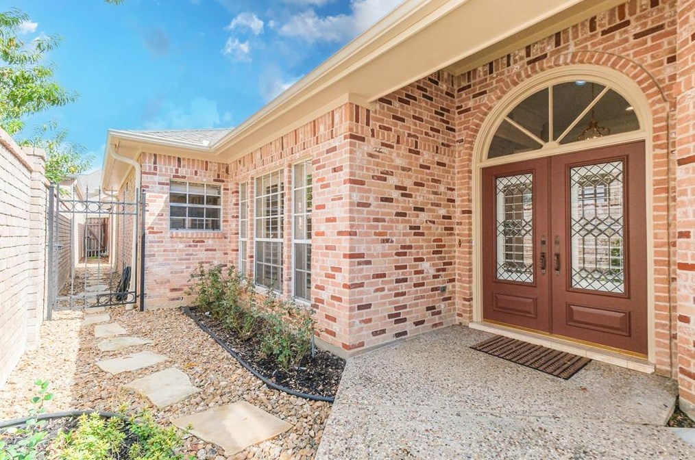 9512 Bayou Brook St, Houston, TX 77063-1058