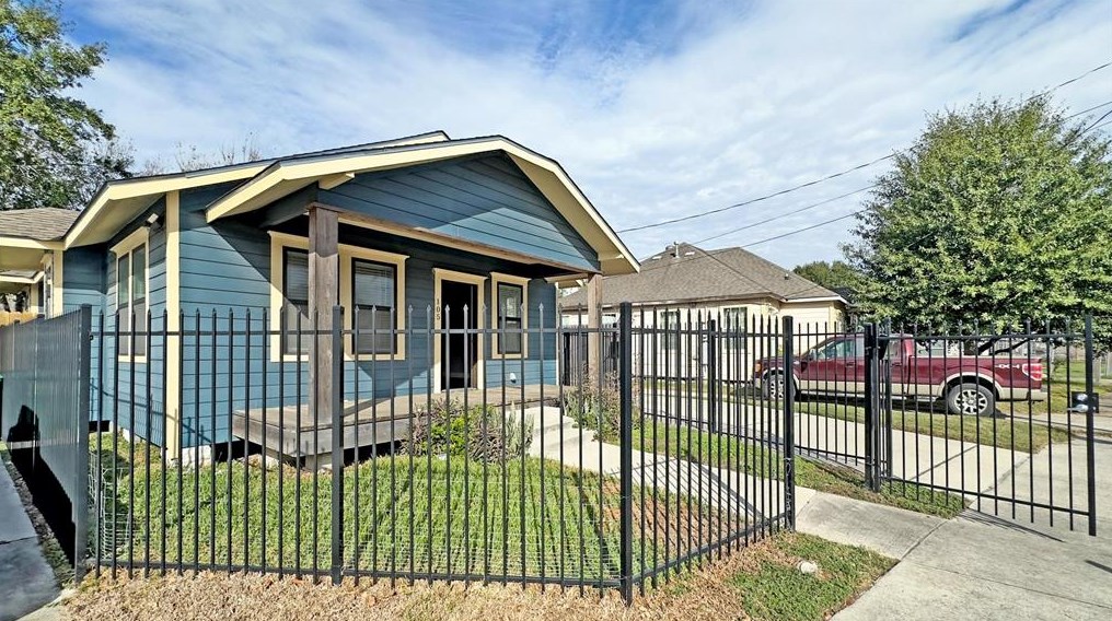 105 Eastwood St, Houston TX  77011-2013 exterior