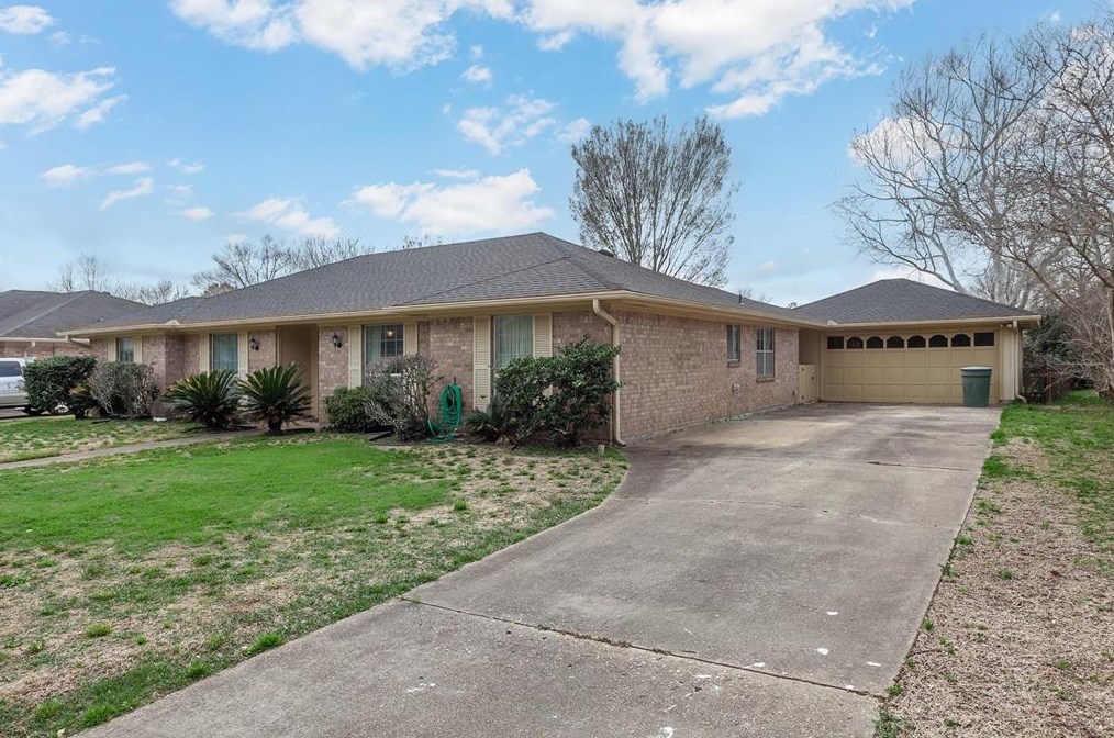1065 Stacewood Dr, Beaumont, TX 77706-4138
