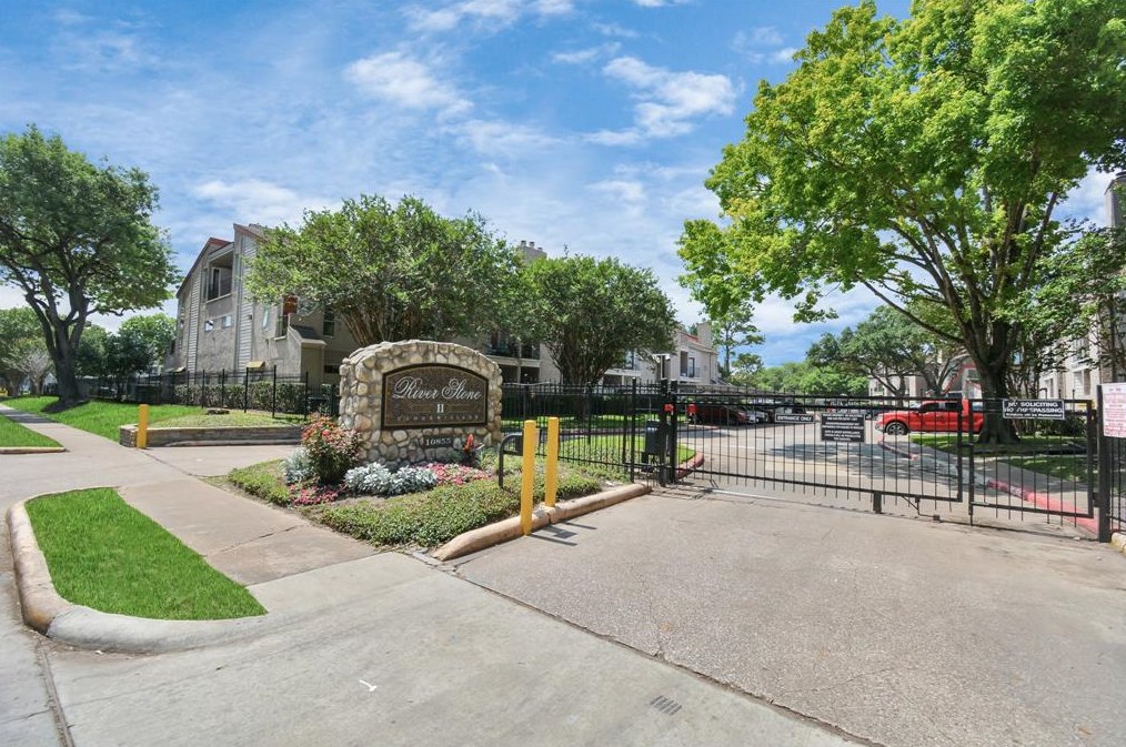 10855 Meadowglen Ln, Houston TX  77042-4000 exterior