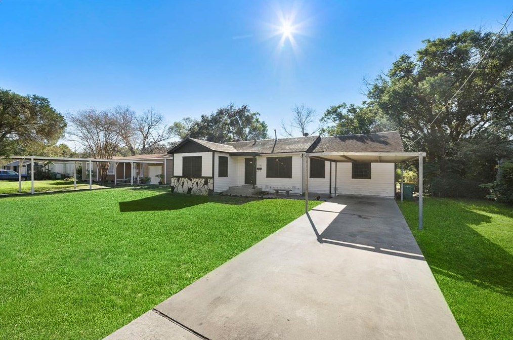 2715 Cedar Dr, La Marque, TX 77568
