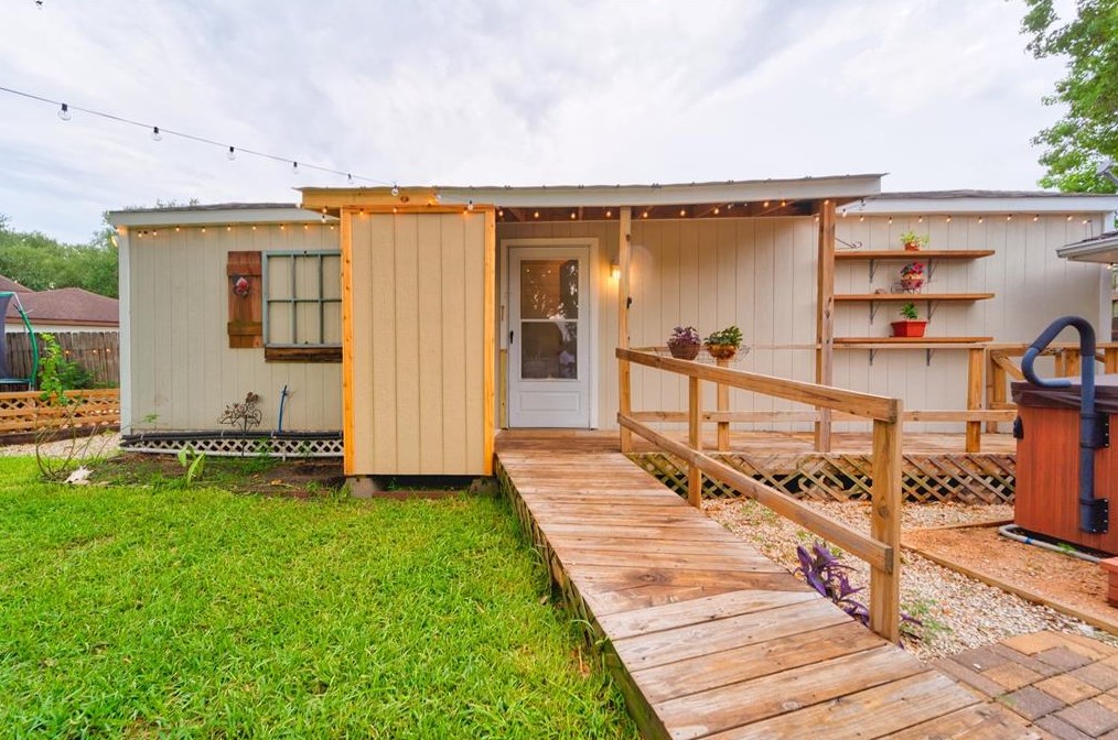6951 Leandra Dr, Houston, TX 77083