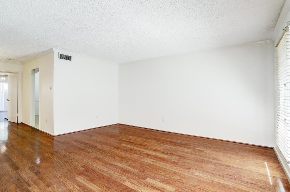 445 Post Oak Ln, Houston TX  77056-1509 exterior