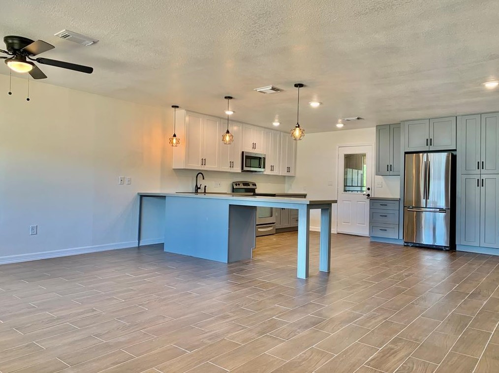 2143 Des Jardines St, Houston, TX 77023