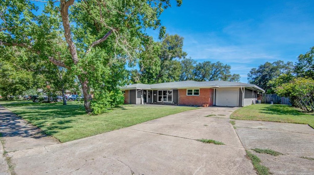 122 Persimmon Ln, Richwood, TX 77566-4634