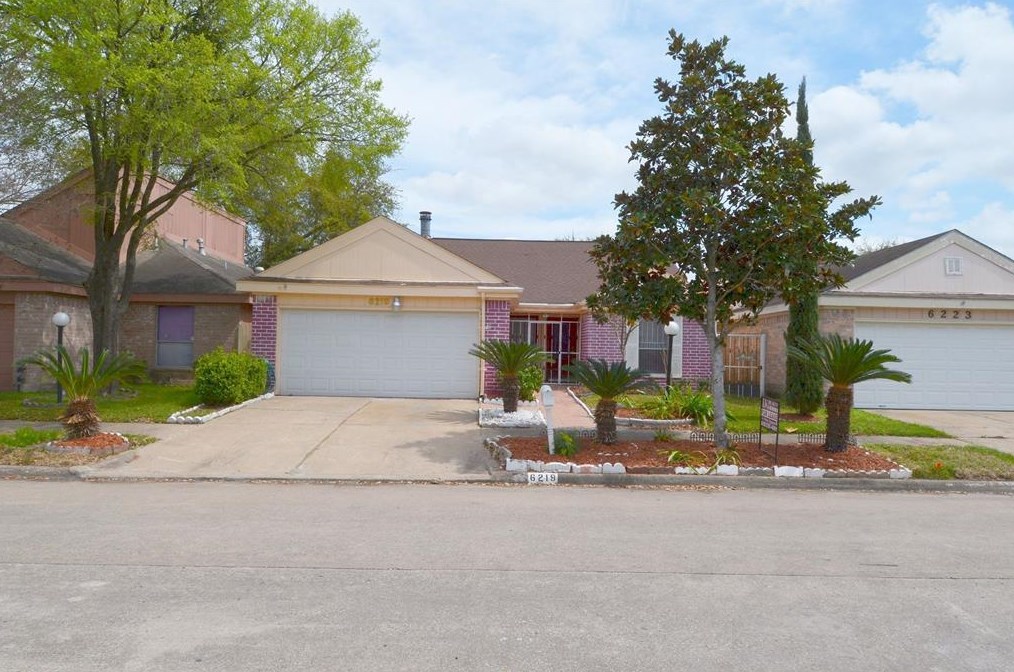 6219 Gladewell Dr, Houston TX  77072-1503 exterior