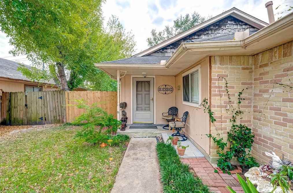 14015 Clear Forest Dr, Sugar Land TX  77498-1700 exterior