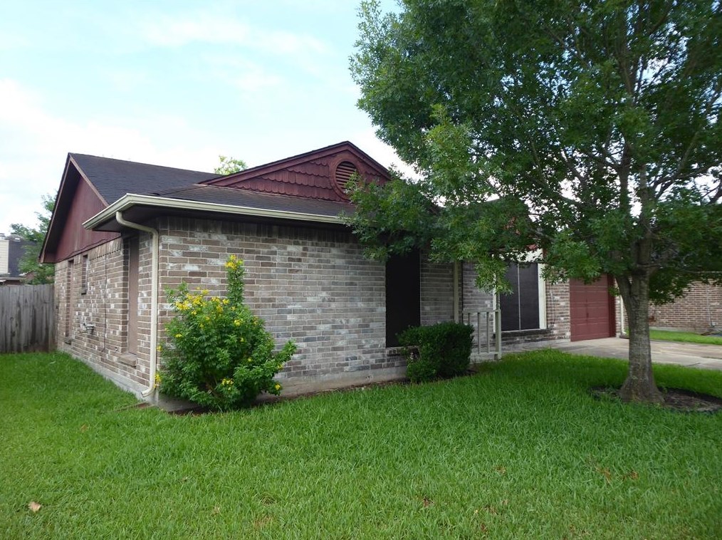1103 Oxford Dr, Pearland, TX 77584