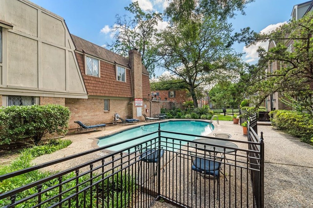 428 Post Oak Ln, Houston TX  77056-1510 exterior