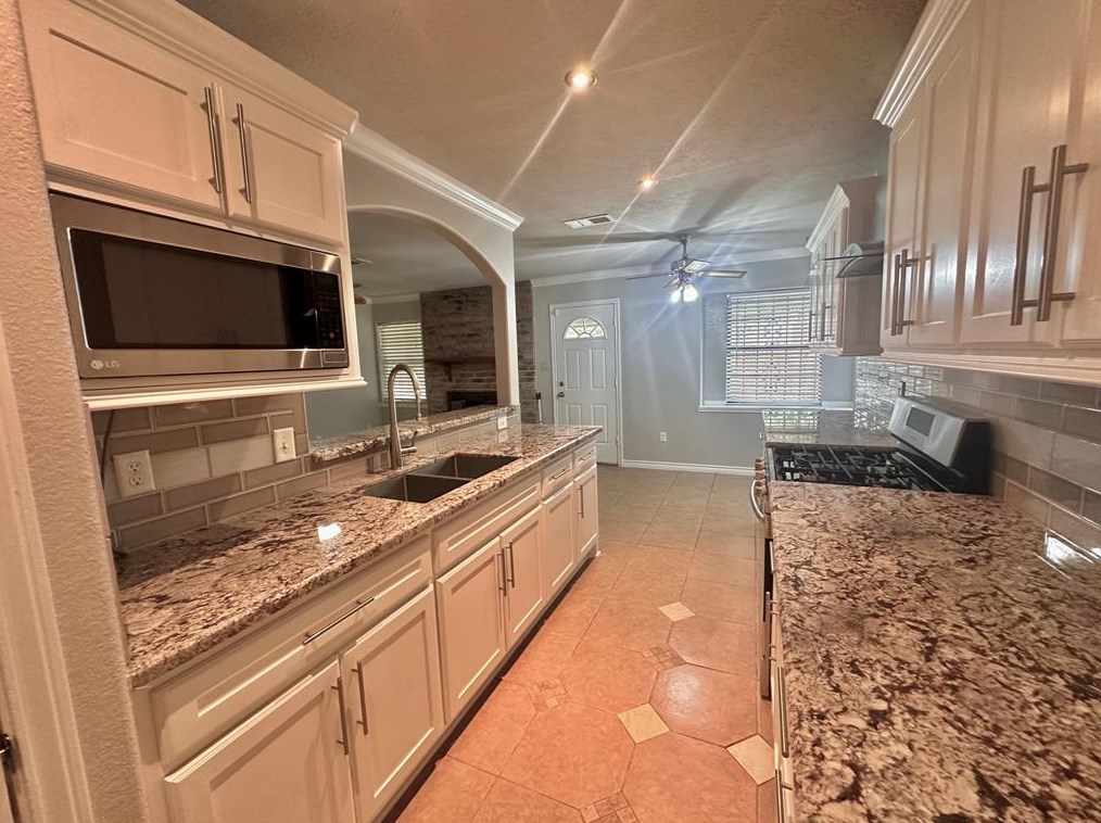118 Coach Rd, Houston, TX 77060-4109