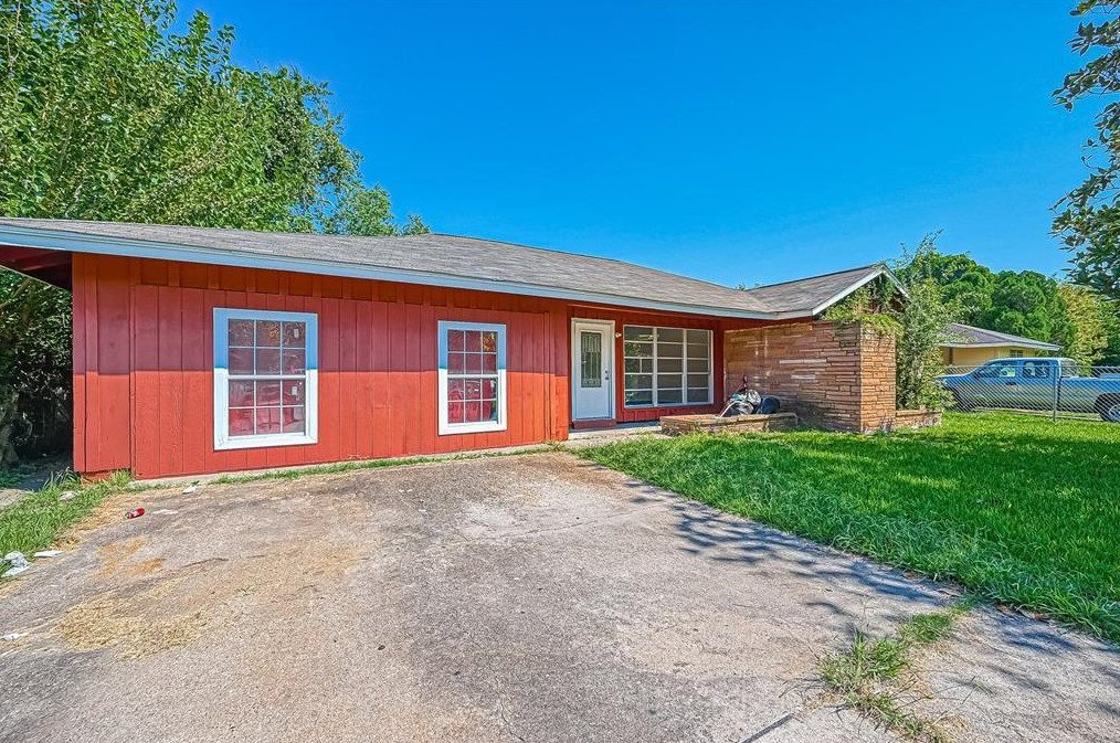 5711 Thrush Dr, Houston TX  77033-2225 exterior