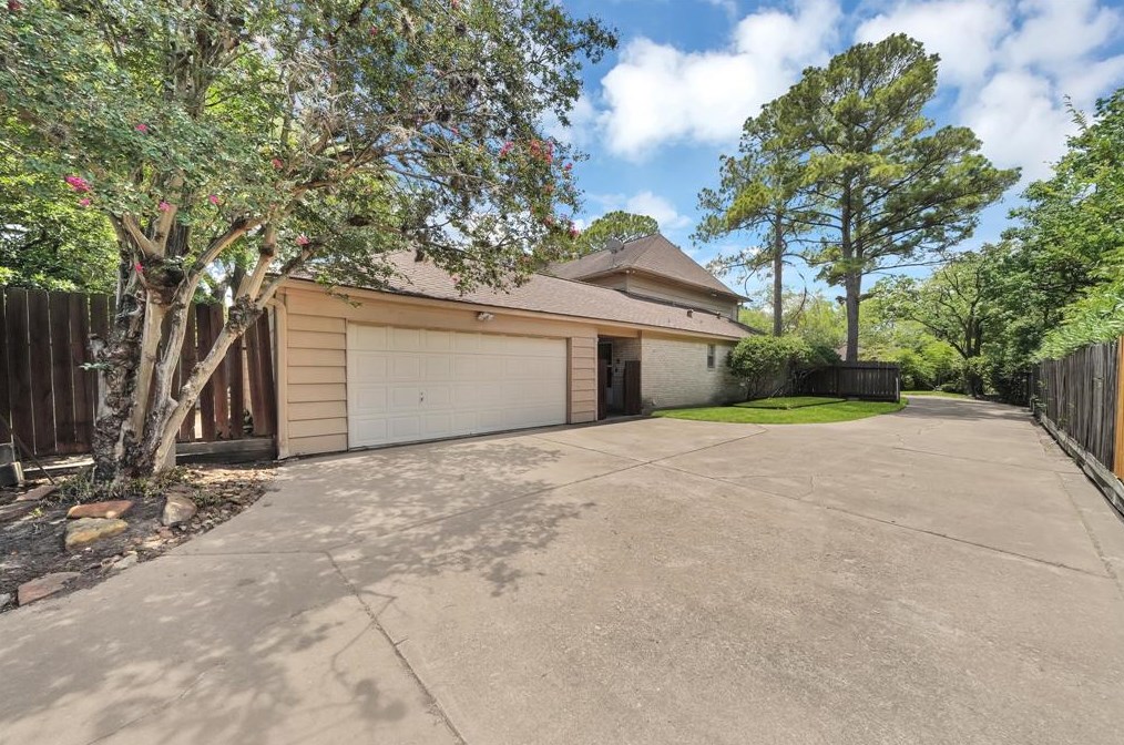 11018 Olympia Dr, Houston, TX 77042-2630
