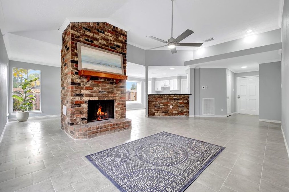 435 Village Creek Dr, Houston, TX 77598-2612