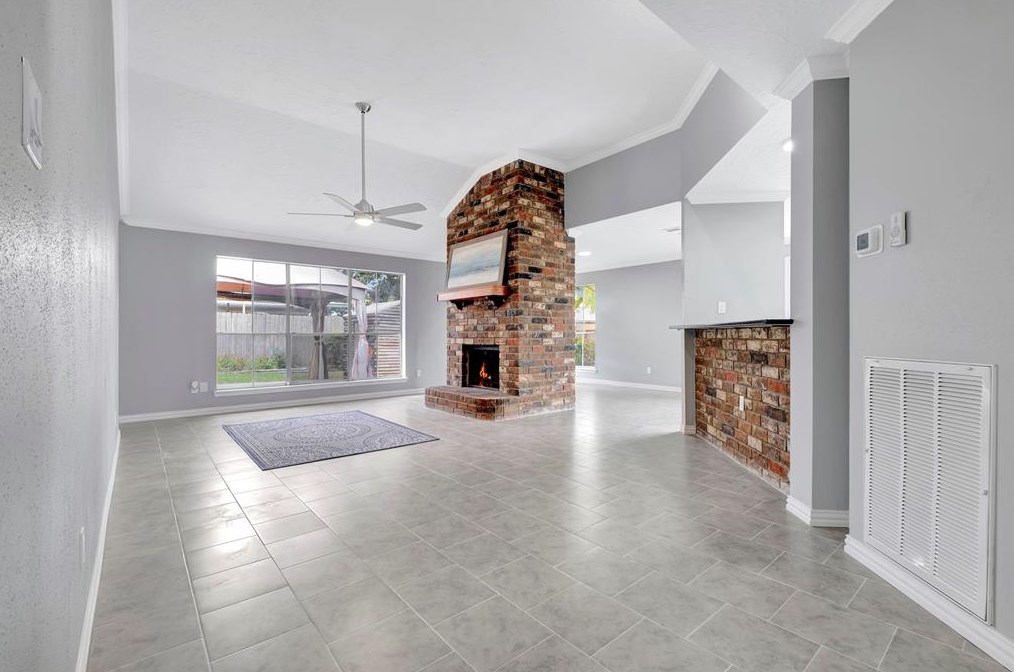 435 Vlg Crk Dr, Houston TX  77598-2637 exterior