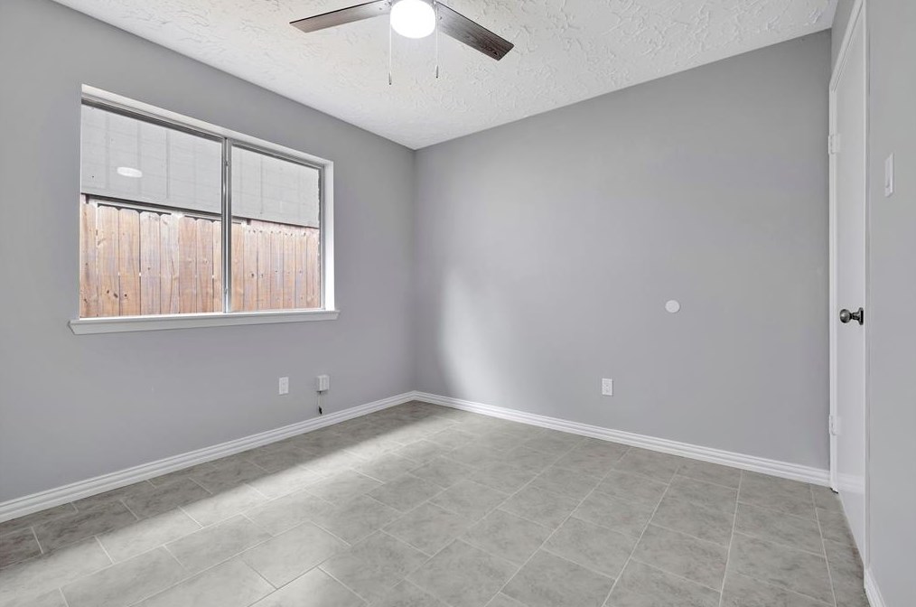 435 Vlg Crk Dr, Houston TX  77598-2637 exterior