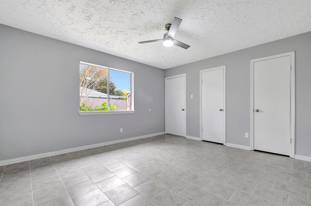 435 Vlg Crk Dr, Houston TX  77598-2637 exterior