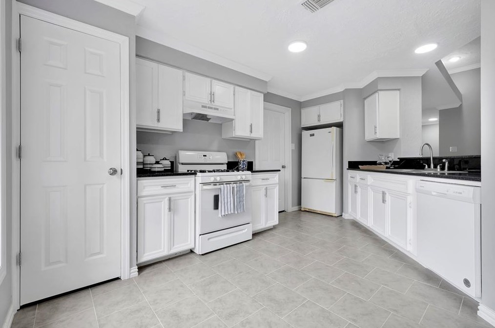 435 Vlg Crk Dr, Houston TX  77598-2637 exterior