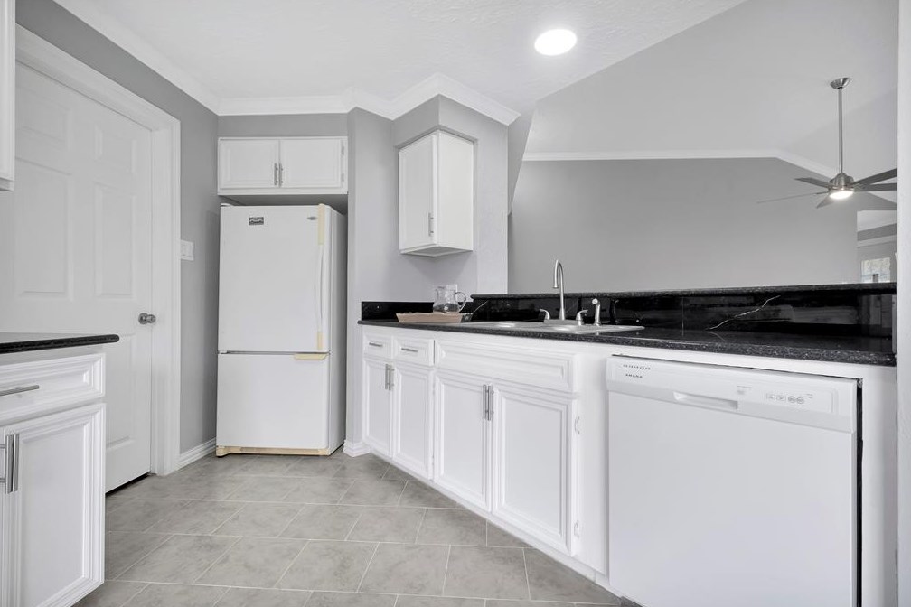 435 Vlg Crk Dr, Houston TX  77598-2637 exterior