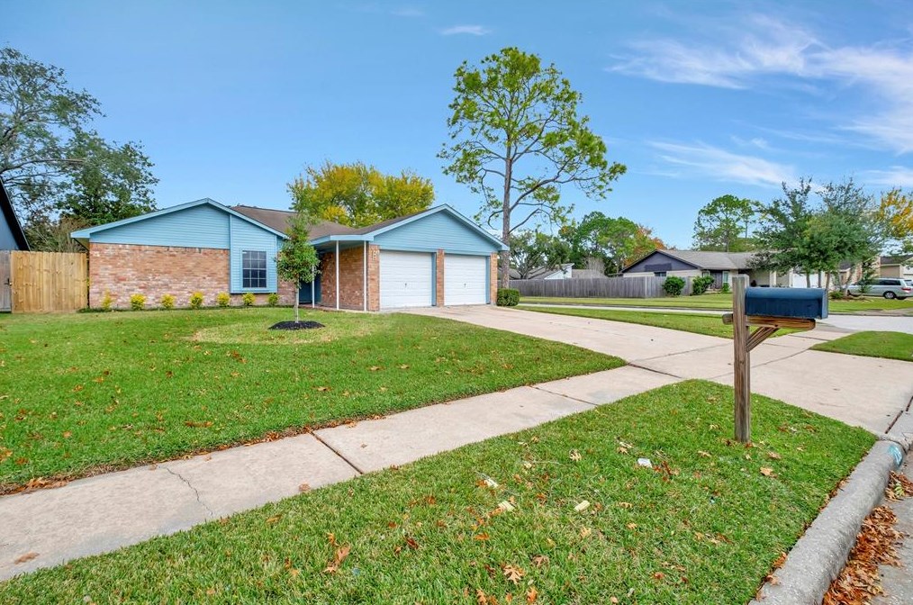 435 Vlg Crk Dr, Houston TX  77598-2637 exterior