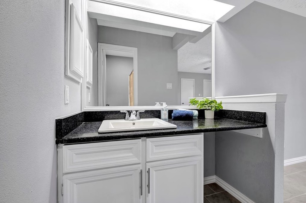 435 Vlg Crk Dr, Houston TX  77598-2637 exterior