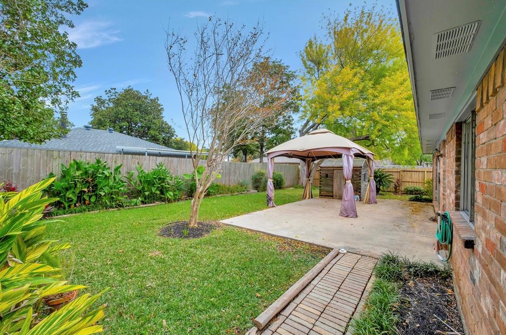 435 Vlg Crk Dr, Houston TX  77598-2637 exterior