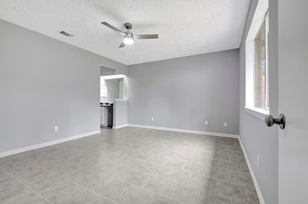 435 Vlg Crk Dr, Houston TX  77598-2637 exterior