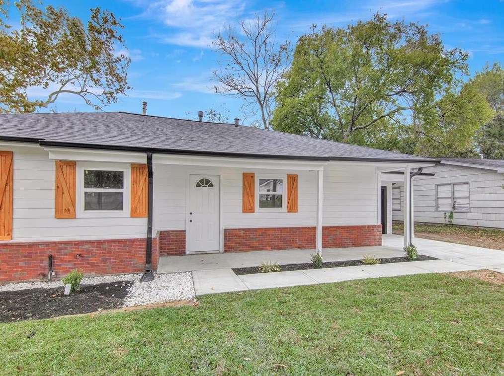 223 Lakewood Dr, Baytown, TX 77520