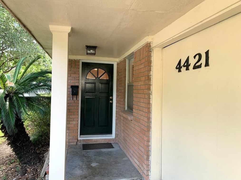 4421 Briarbend Dr, Houston TX  77035-5003 exterior
