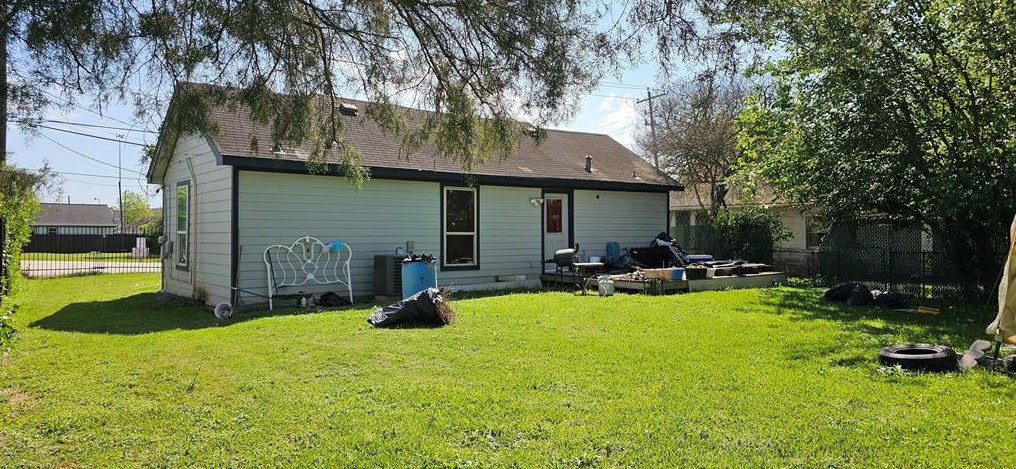 128 Riggs Rd, Houston, TX 77022-4317