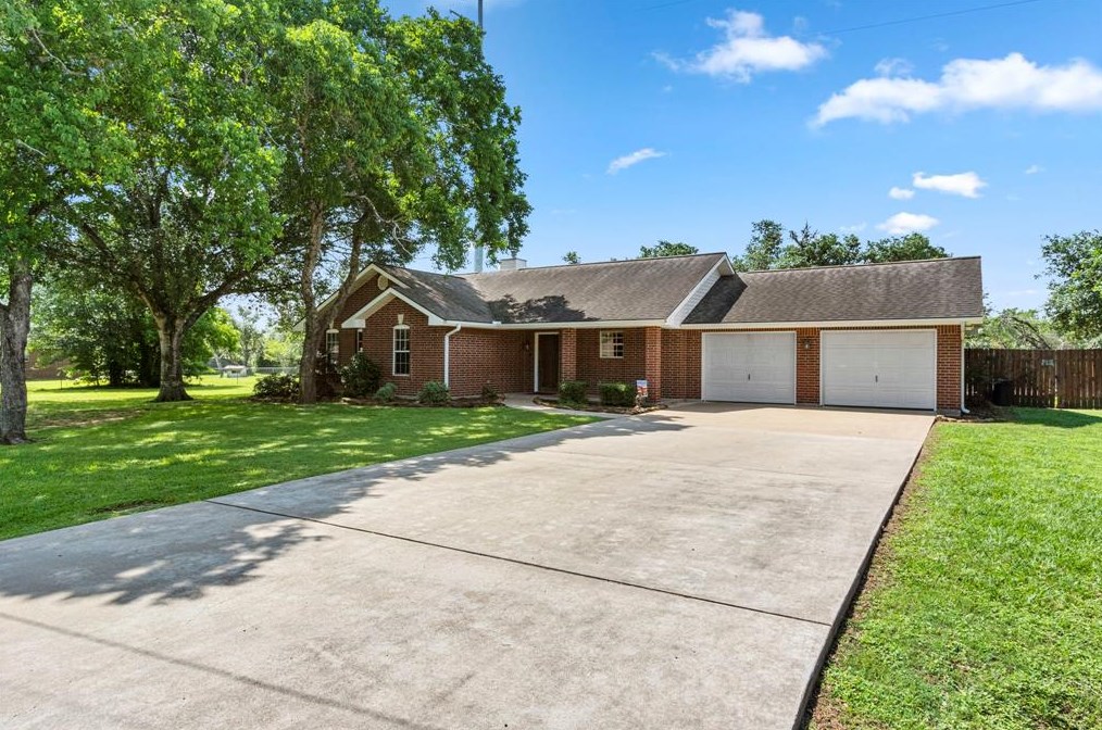 1027 Garden Oaks St, Columbus, TX 78934